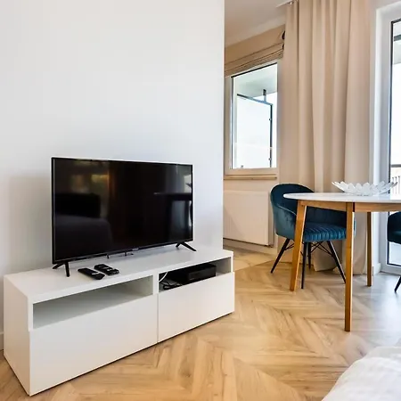 East Side Of 103 By Bookinghost Varşova