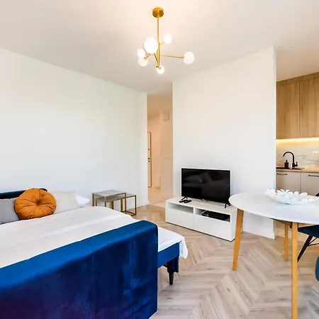 East Side Of 103 By Bookinghost * Varšava