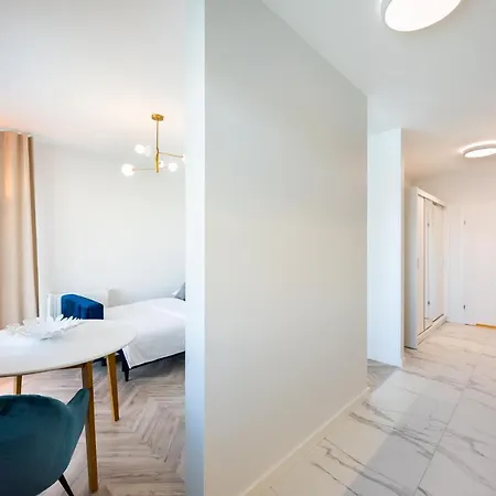 East Side Of 103 By Bookinghost * Varşova