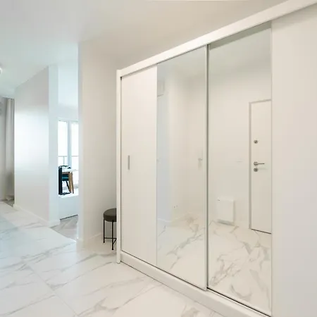 Daire East Side Of 103 By Bookinghost *