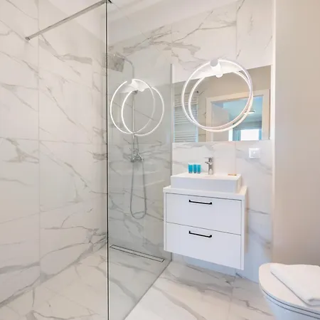 East Side Of 103 By Bookinghost Varşova